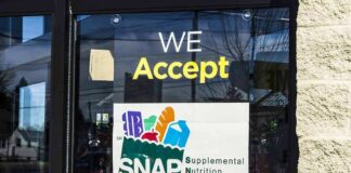 Sign indicating acceptance of SNAP benefits at a store