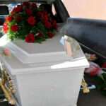 2-Time Presidential Candidate, Dies at 84 – Trump’s Tribute STUNS White coffin with red roses inside a hearse.