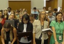 Vanity Fair Reporter Appears to Grin and Wink During Lindsay Clancy Trial Coverage